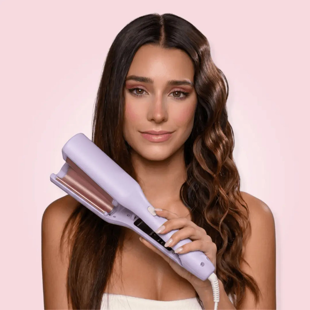 Modelo con ondas perfectas y naturales sin frizz creadas con el moldeador de pelo profesional Dellafort.