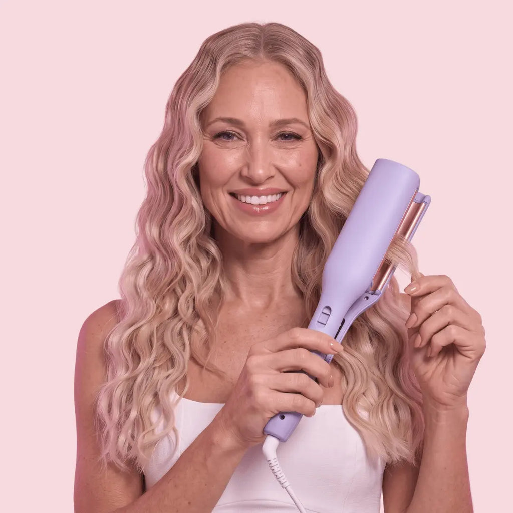Modelo con ondas perfectas, naturales y con volumen brillante creadas con el rizador Dellafort.